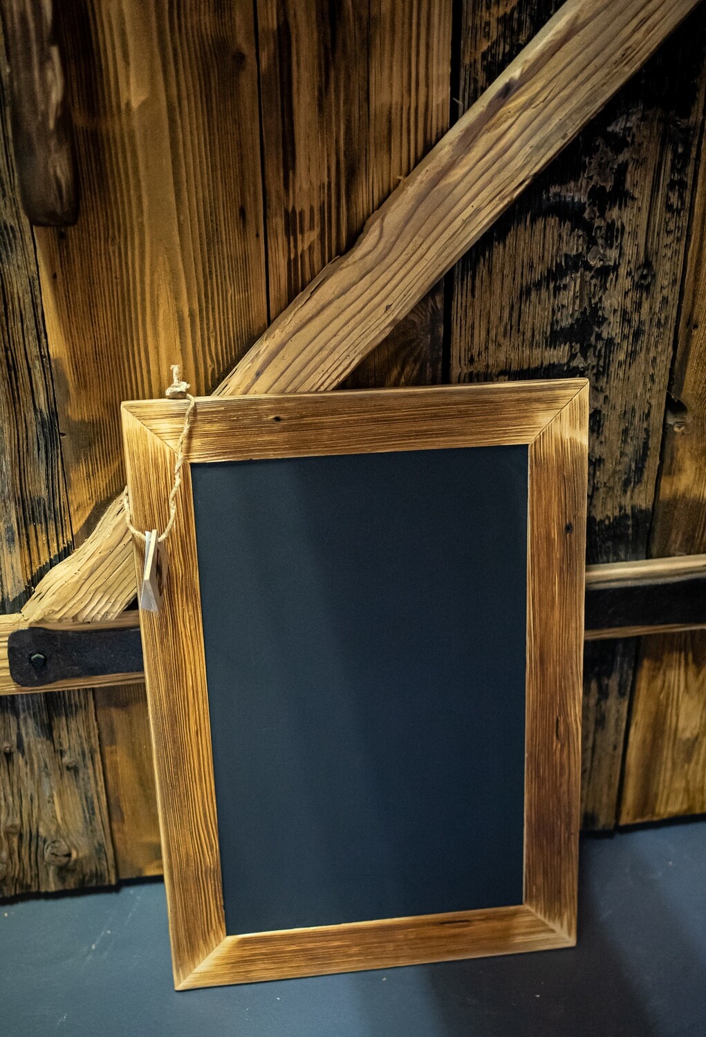 Kleine Tafel mit Holzrahmen