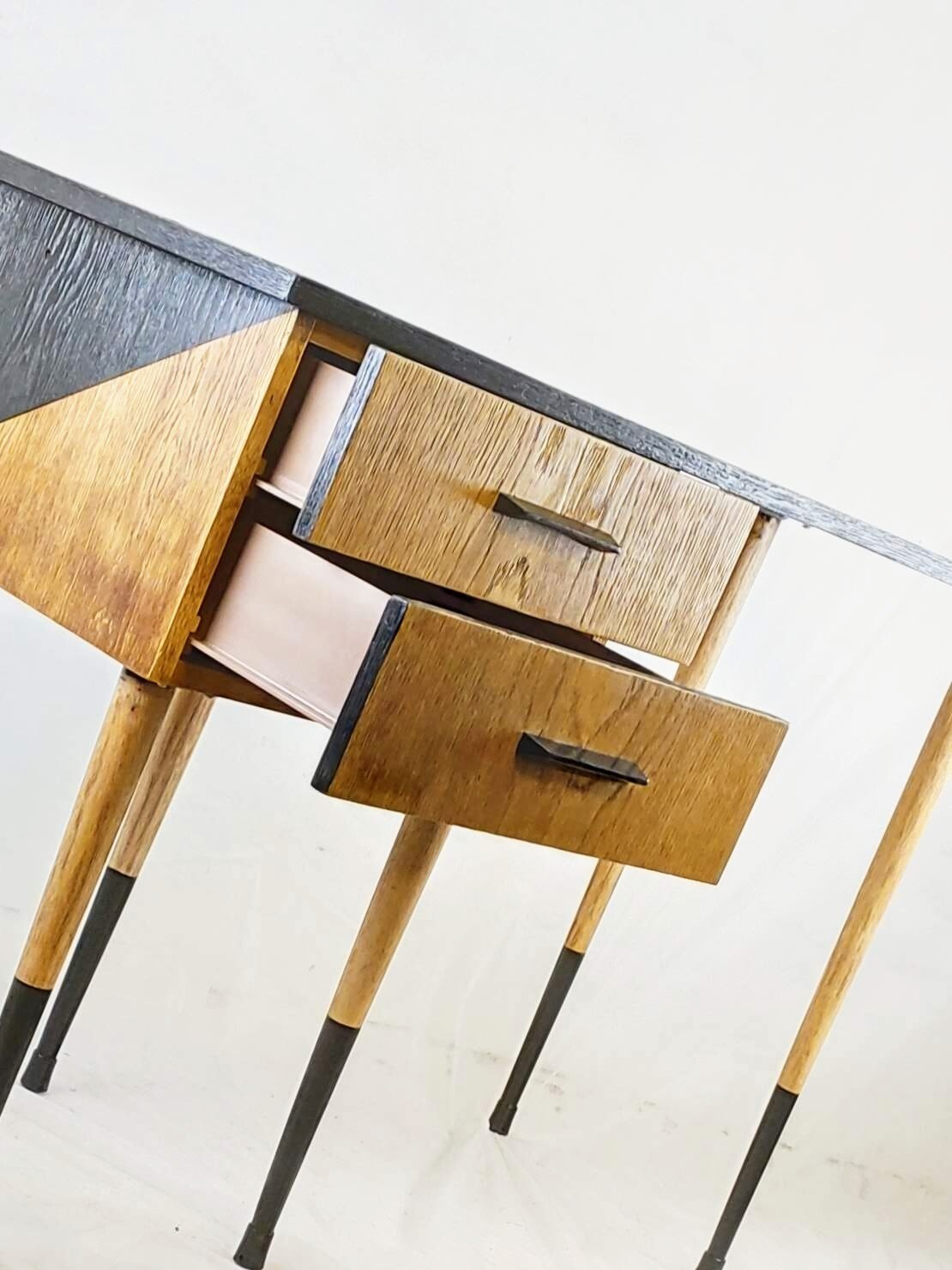 Bureau Mid-Century 60’s par UP Zavody.  Rénové et stylisé