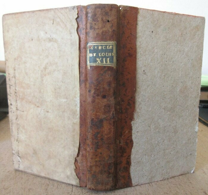 VOLTAIRE. Tableau du Siècle de Louis XII : Seconde Edition [ Relié à la suite] Mémoires pour servir à la vie de M. de Voltaire écrits par lui-même
