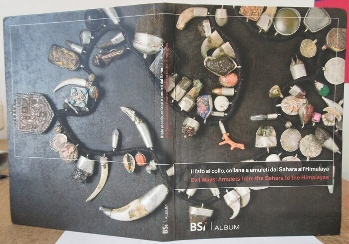 VENTURI, Luca M. & Sabina MELESI. Il fato al collo, collane e amuleti dal Sahara all'Himalaya - Evil Ways : Amulets from the Sahara to the Himalayas