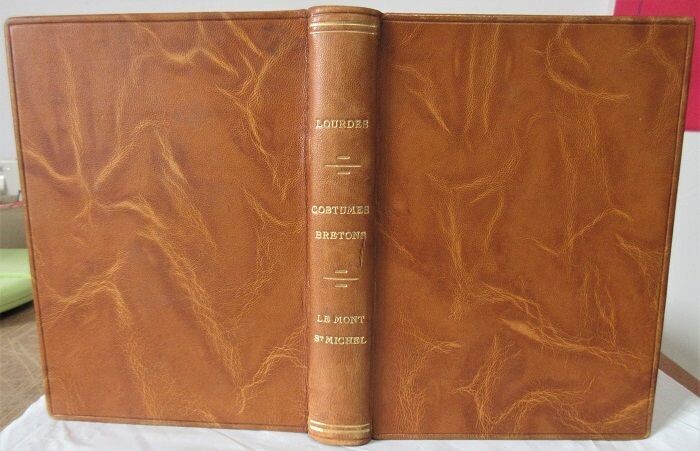 ​3 ouvrages de la Collection La France Illustrée reliés en 1 volume : VARZY, Félix : Lourdes - DUPOUY, Auguste : Costumes Bretons - LUDOIS, André : Le Mont Saint-Michel