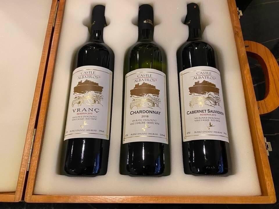 Caisse en bois avec 1, 2 ou 3 grandes réserves de vins. Cadeau anniversaire 
Cabernet Sauvignon Grande Réserve 2015 RKS
VRANÇ Réserve 2015 RKS, vin rouge,
Chardonnay 2018 RKS, vin blanc,