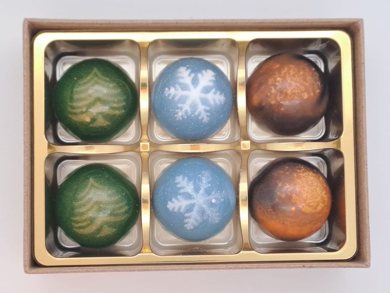 Pineapple Caramel, Mint Ganache and Pumpkin Spiced Latte. Box of 6