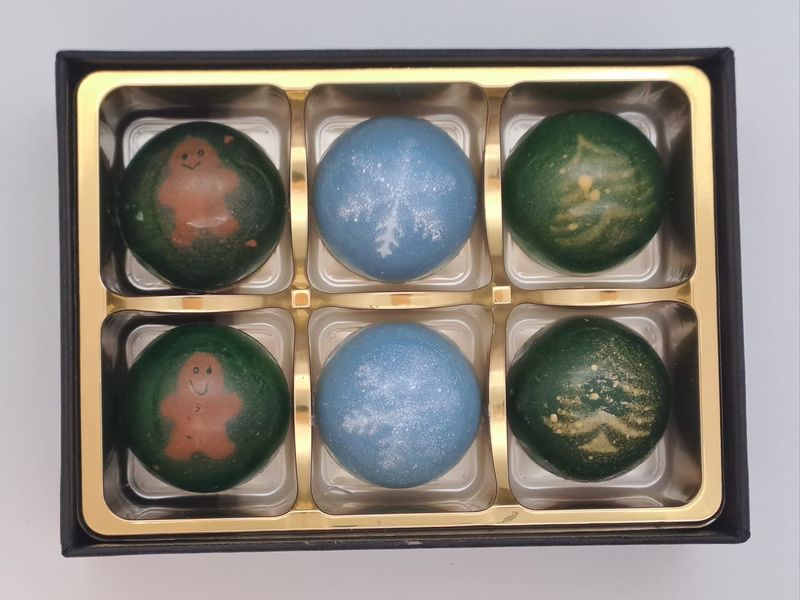 Gingerbread Ganache, Pineapple Caramel and Mint Ganache. Box of 6