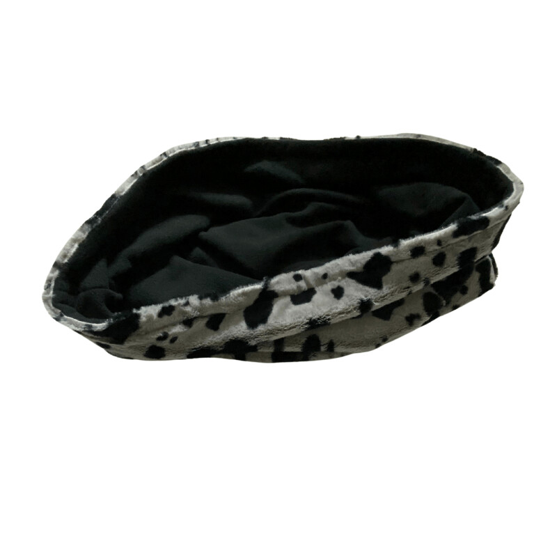 Luxury faux fur / Luxury fleece 
Grey and Black Pony w/ Black  - reversible L28" x W28"