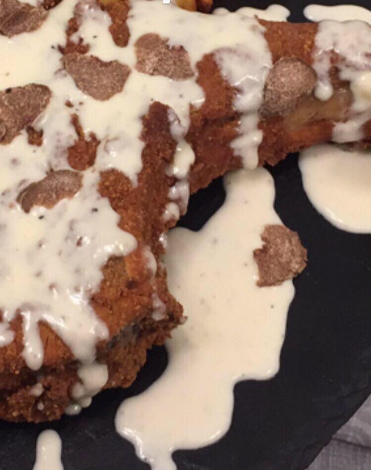 Cotoletta col manico, fonduta al parmigiano, tartufo e patate al forno