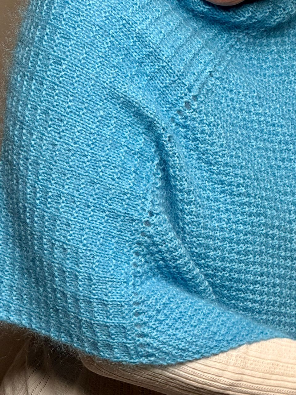 Poncho & Handstulpen »Louise« – Strickanleitung im 2er-Set