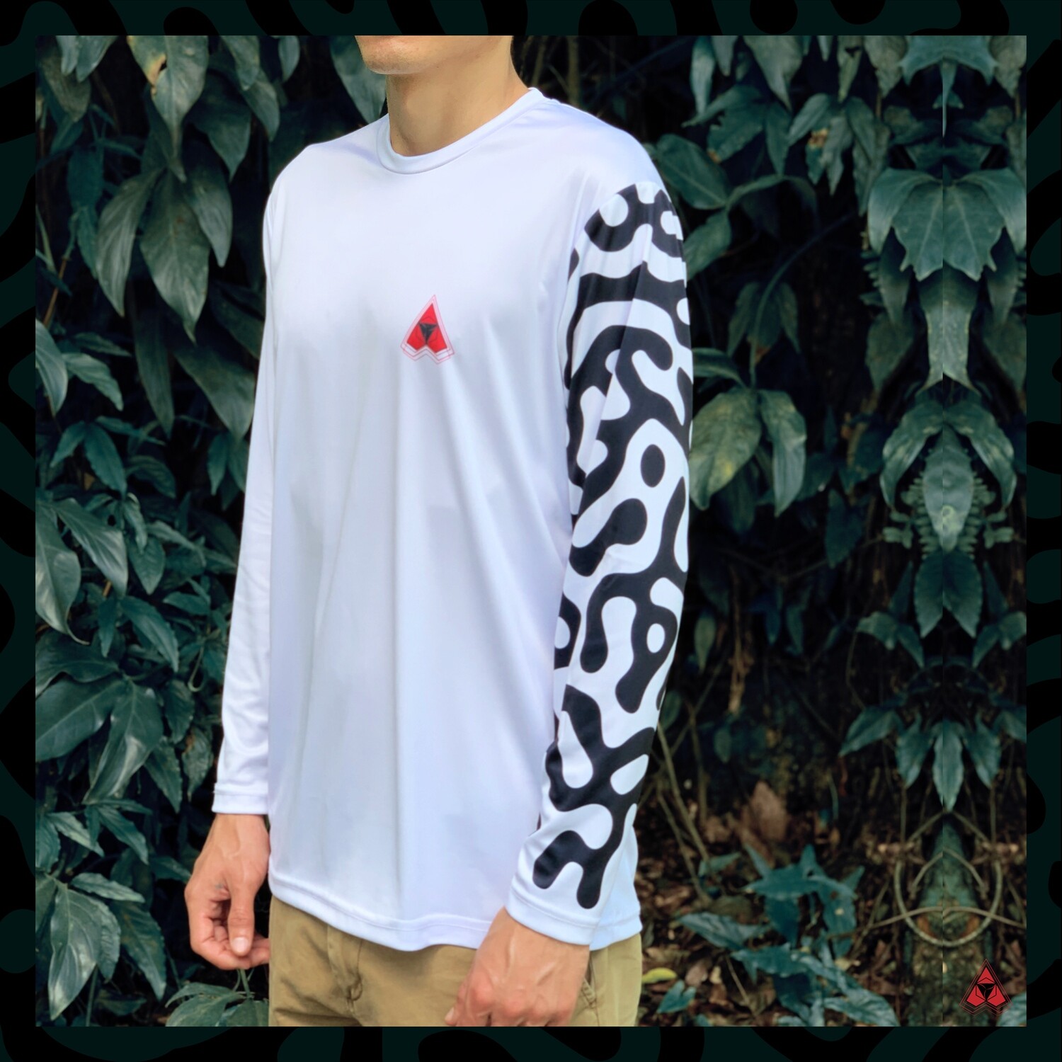 BLACK PANTHER/WHITE LONG SLEEVE