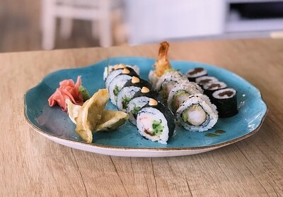 SHINKANSEN 14 szt. sushi + 2 szt. gyoza