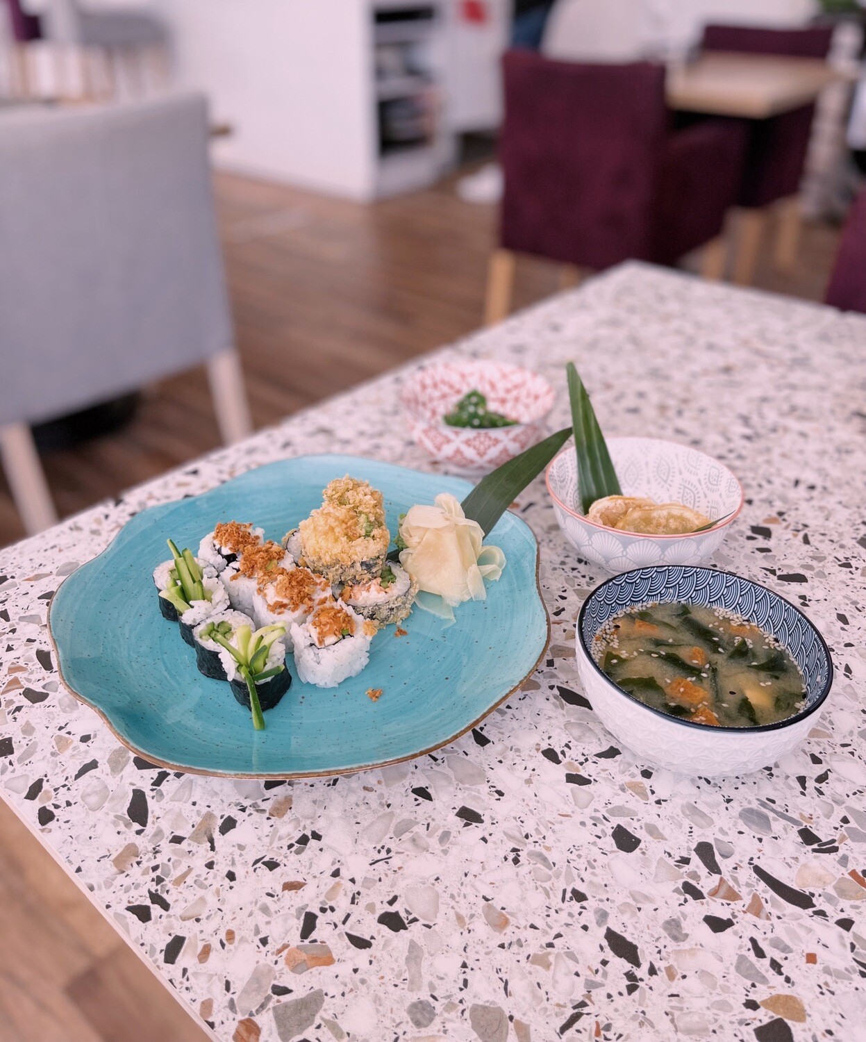 BESTSELLER LUNCH DUŻY 11 szt. sushi + zupa miso tofu + 2 szt. gyoza + sałatka