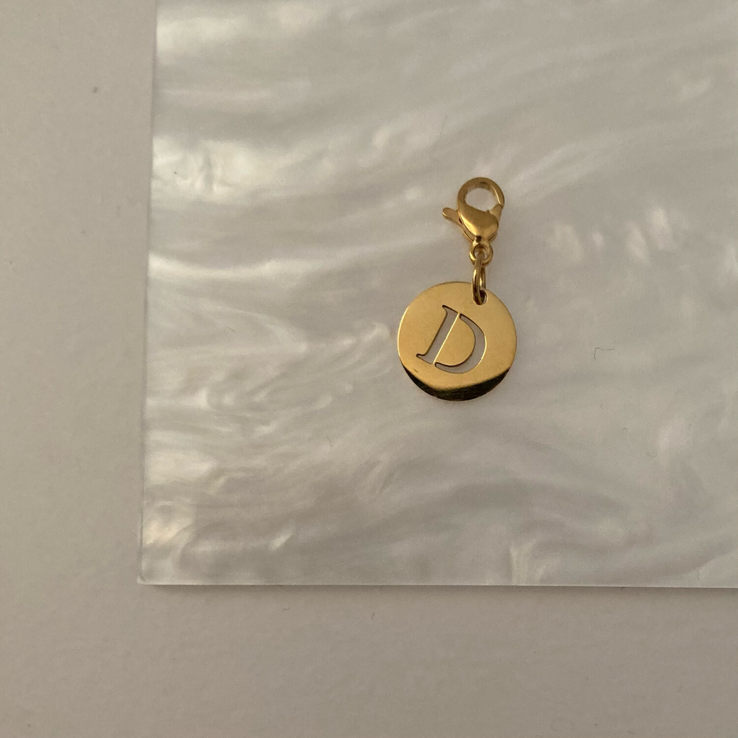 Charms plaque initiale