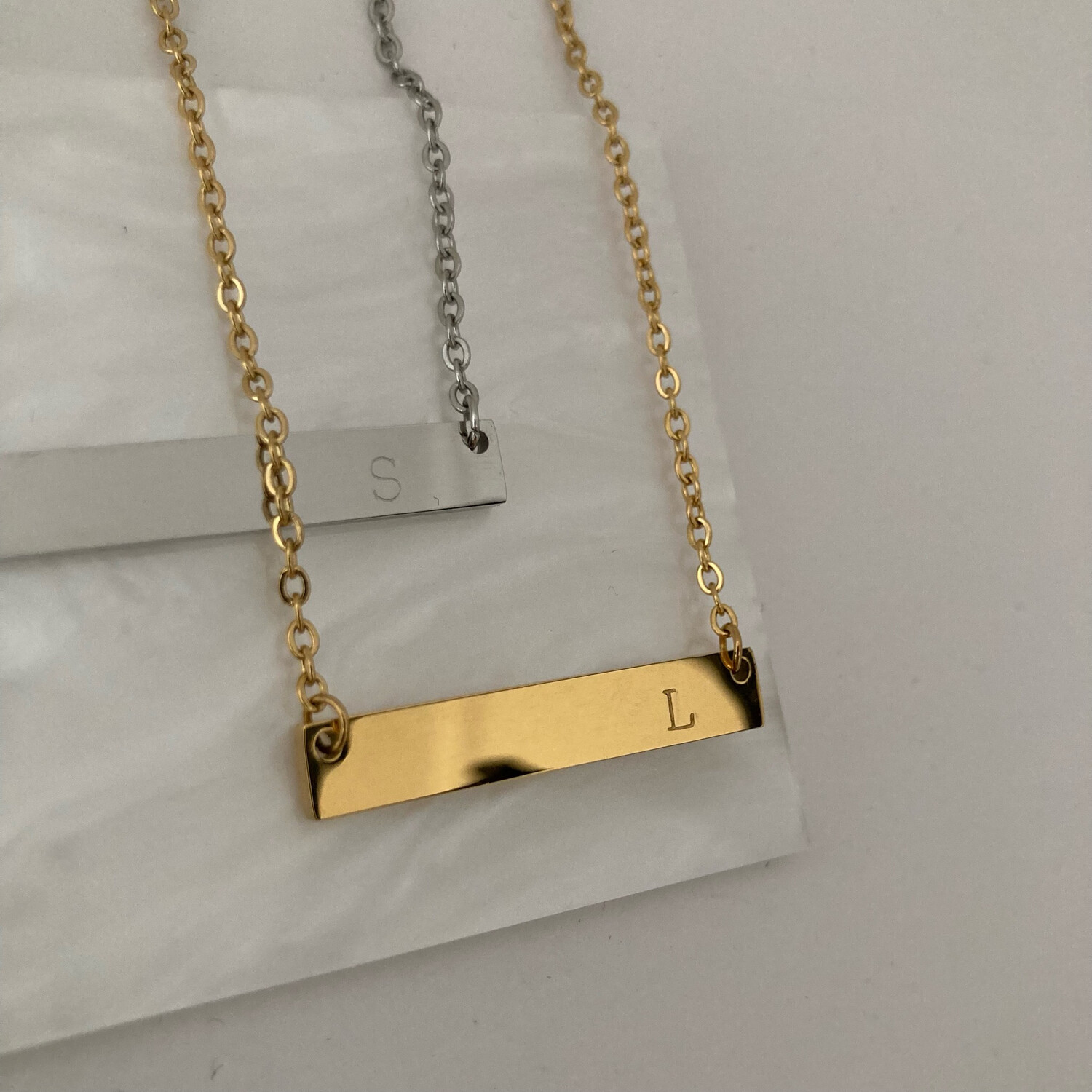 Collier plaque initiale