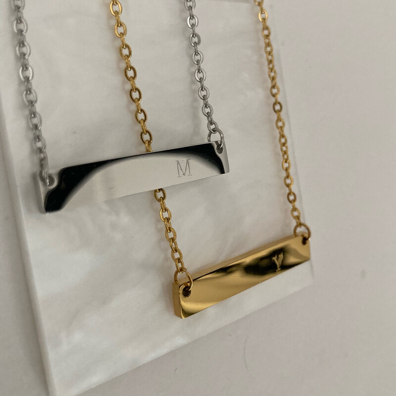 Collier plaque initiale