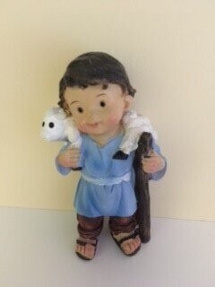 FIGURA PASTOR OVEJA EN HOMBROS RESINA 9 CMS