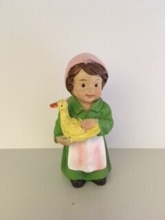 FIGURA MUJER CON GALLINA RESINA 9 CMS