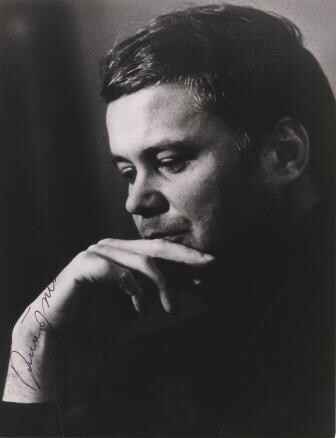 ​FISCHER-DIESKAU, DIETRICH (1925-2012): Eigenhändige Unterschrift auf Photographie von Siegfried Lauterwasser