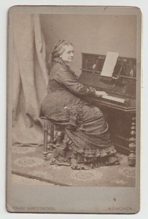 SCHUMANN, CLARA (1819-1896): Original-Photographie