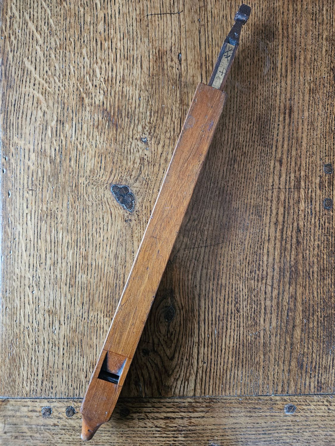 ​STIMMFLÖTE - Historische Stimmflöte aus Holz mit beweglichem Kolben und beschrifteten Tonmarkierungen. [England Anfang 19. Jh.]