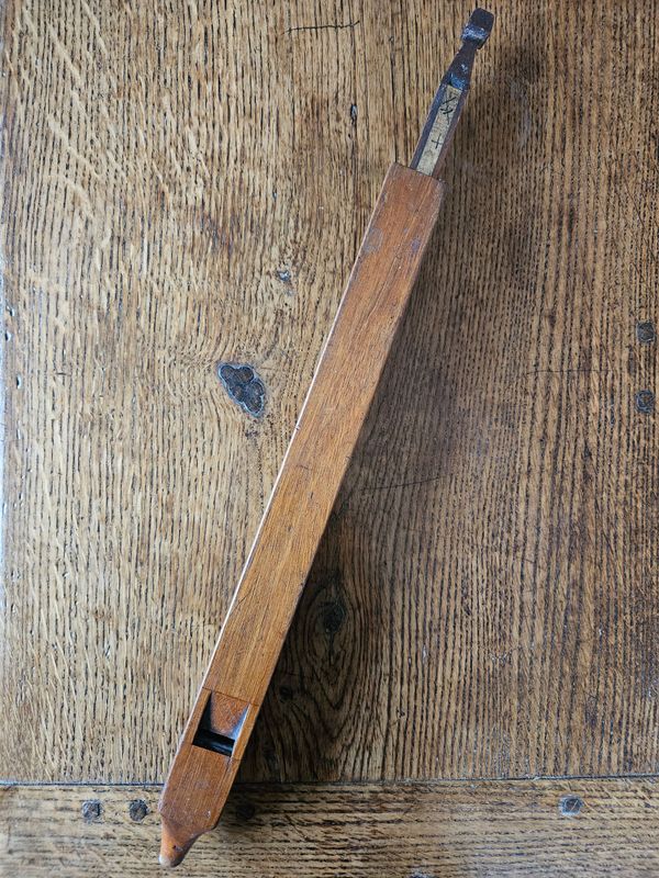 ​STIMMFLÖTE - Historische Stimmflöte aus Holz mit beweglichem Kolben und beschrifteten Tonmarkierungen. [England Anfang 19. Jh.]