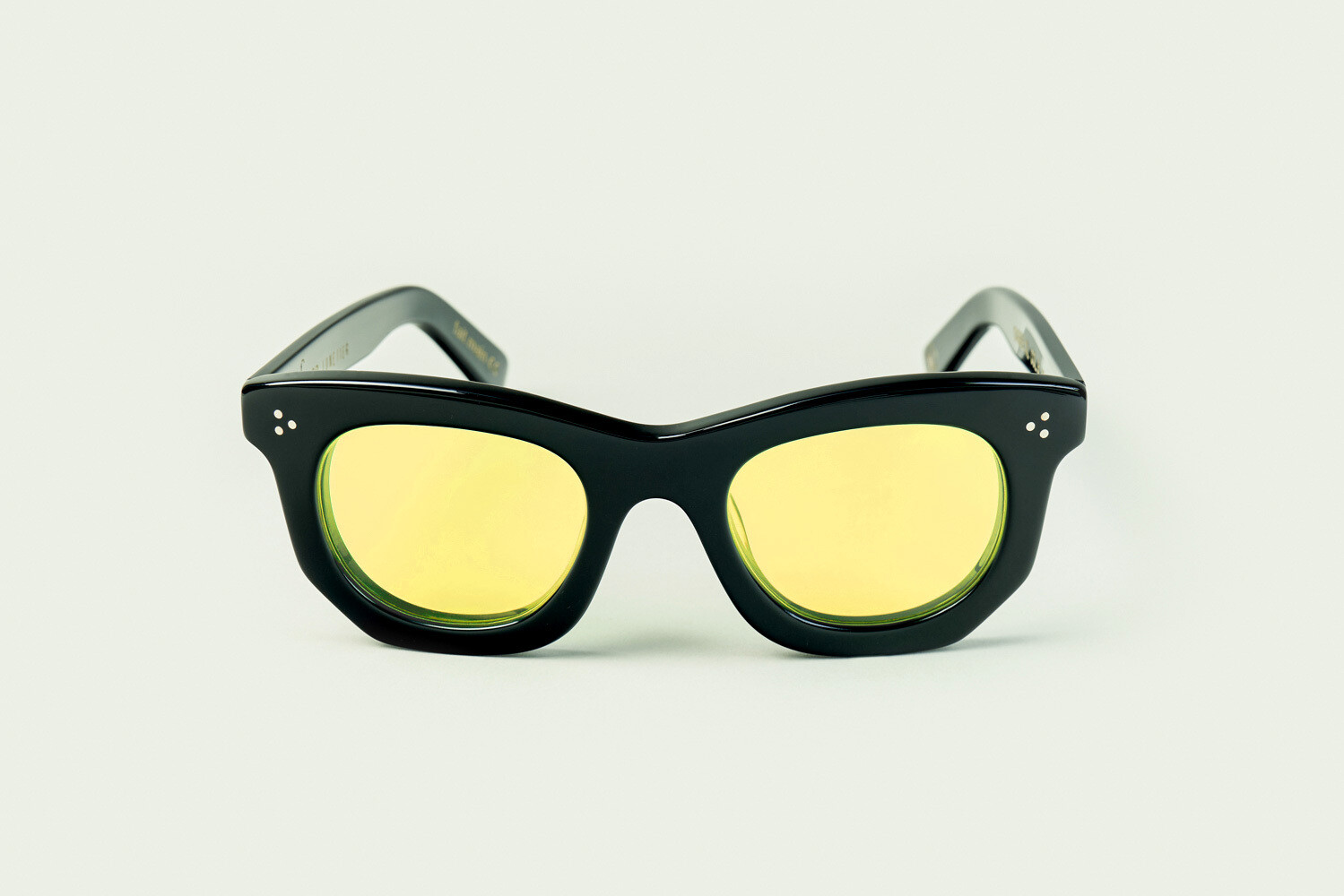 Monture lunettes noires à verres jaunes