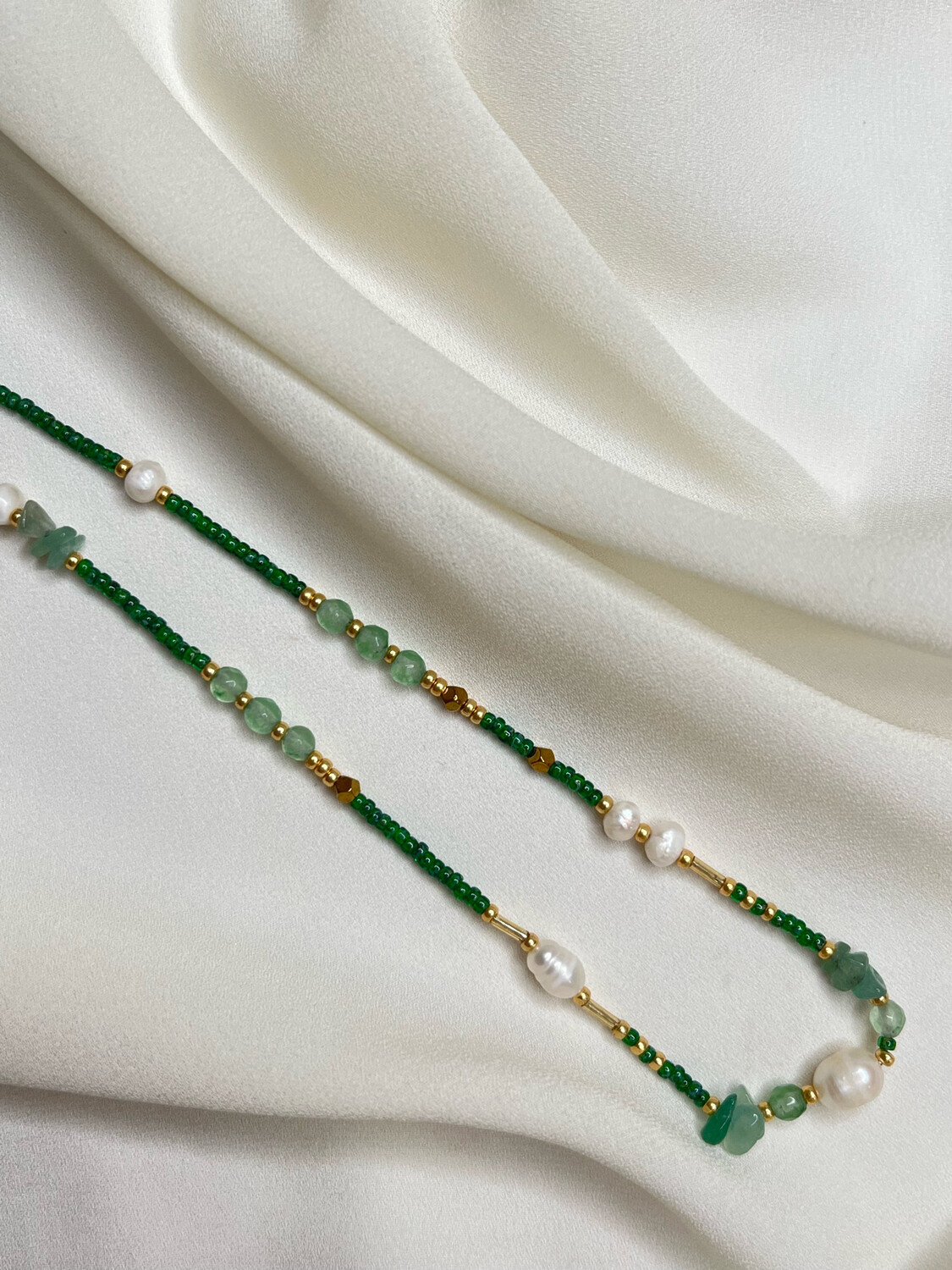 Girocollo verde con perle