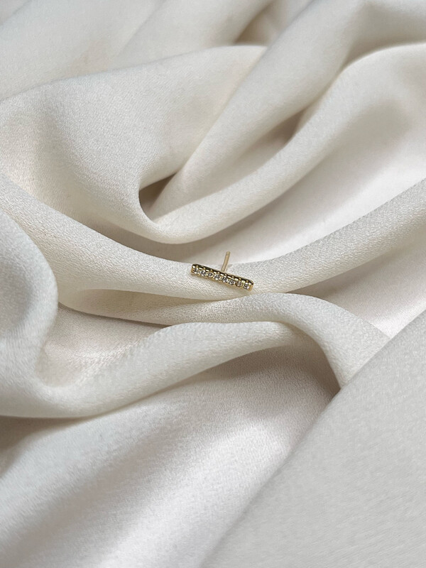 Orecchino barretta pavè gold