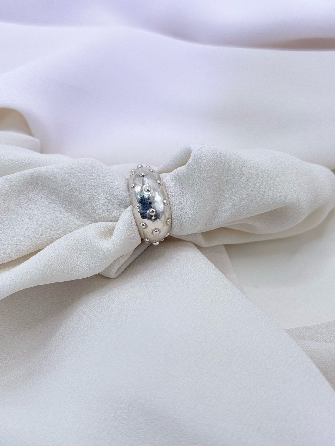 Anello da mignolo fascia puntinata