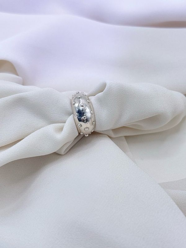 Anello da mignolo fascia puntinata