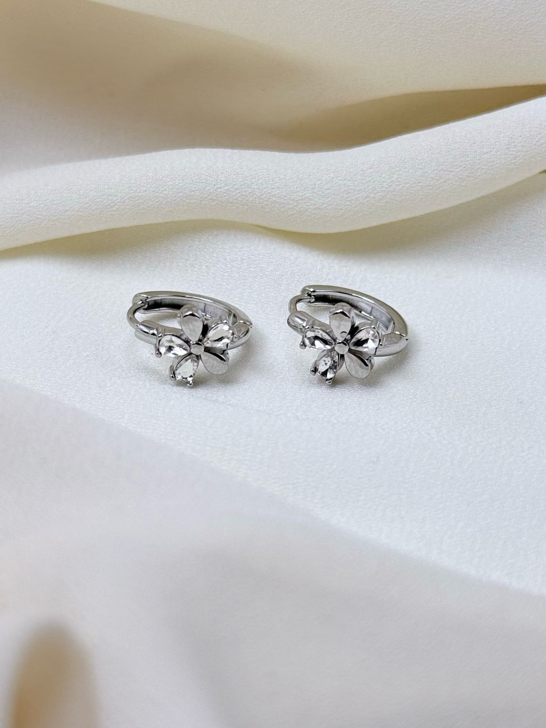 Hoop flowers silver