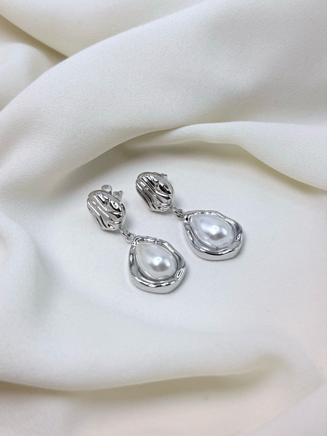 Orecchini perla fluid silver