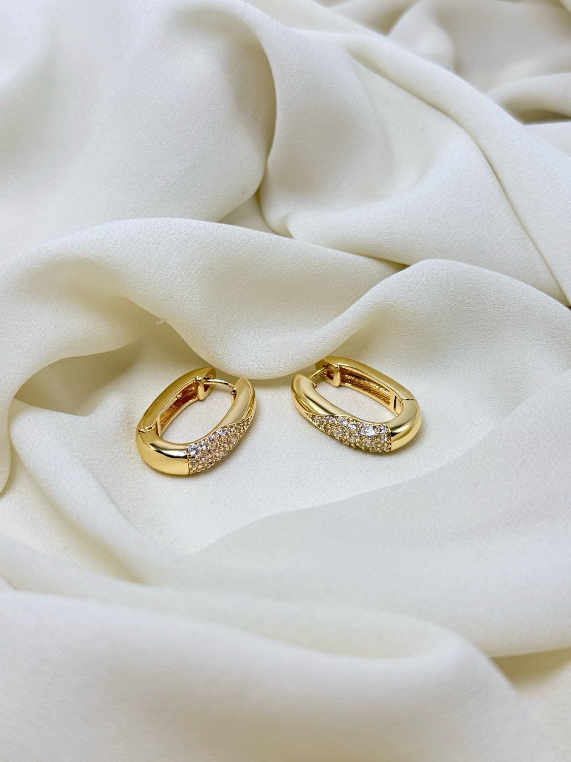 Orecchino oval white gold