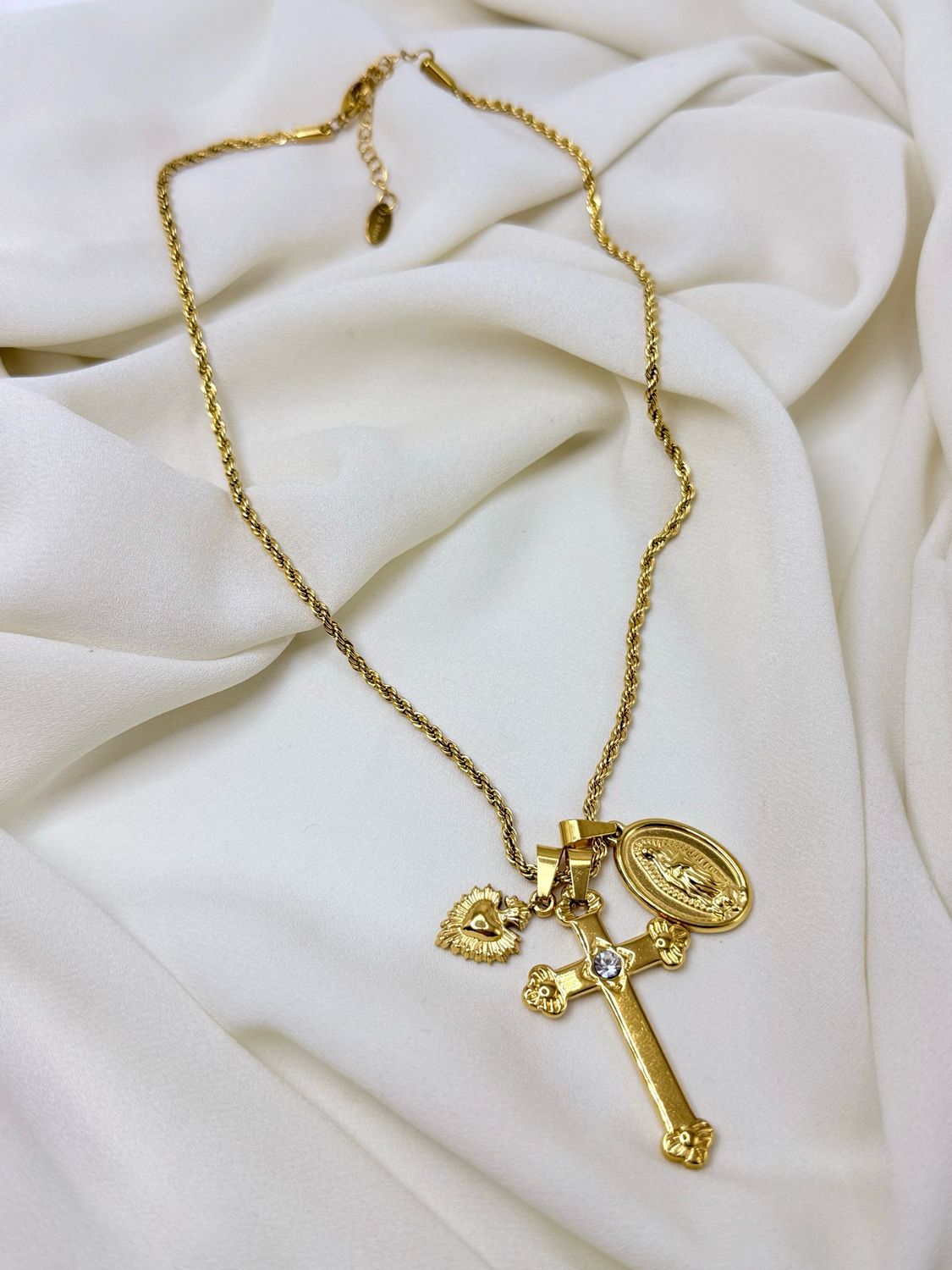 Collana charms sacro gold