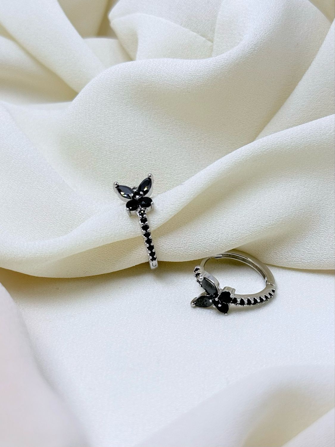 Hoop farfalle nere silver