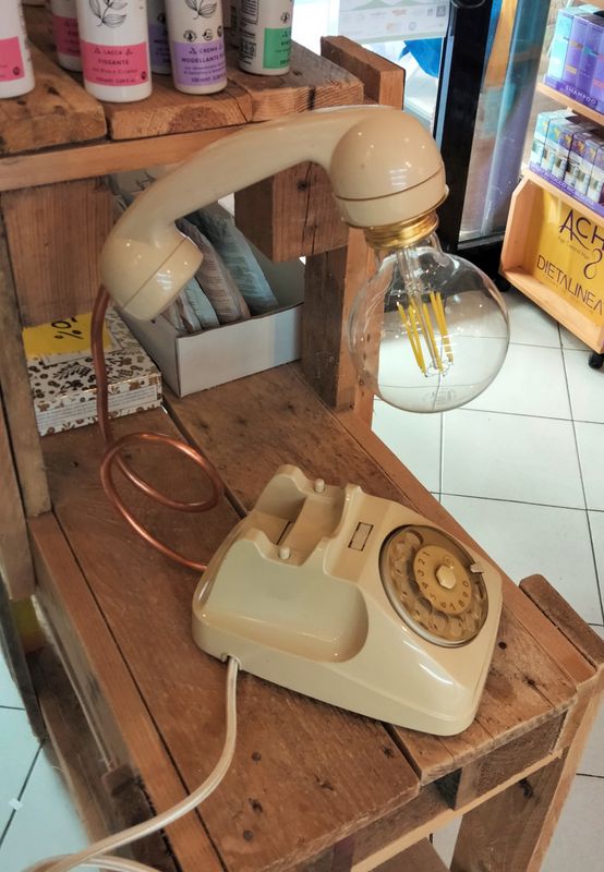 Telelampada beige con accensione a ruzzola