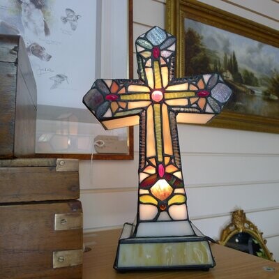 Beautiful Maltese Cross Tiffany Lamp