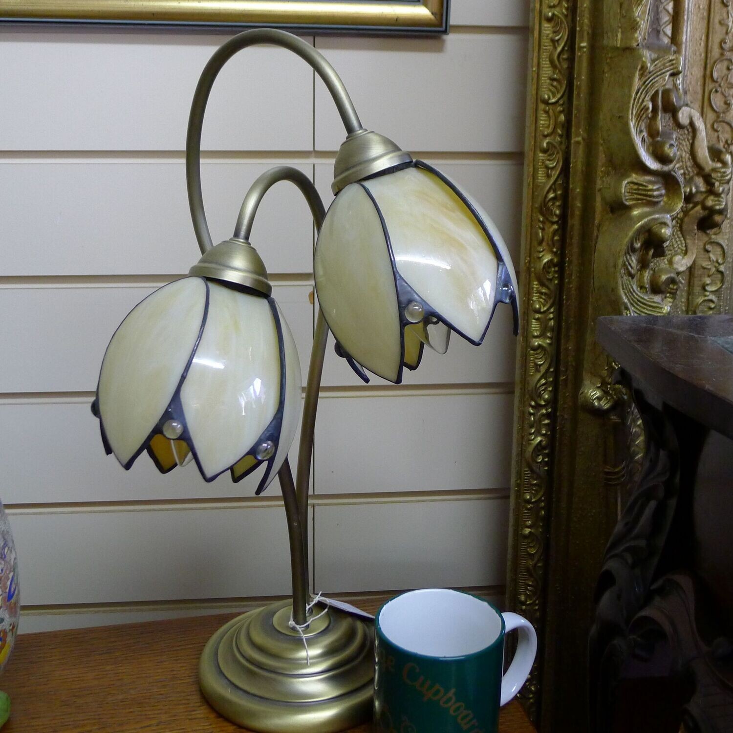 .Pretty Twin arm lamp