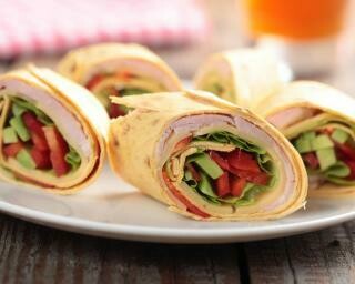 Kleine gegarneerde wraps