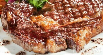 Gegrilde entrecote met champignonroomsaus, een fris slaatje en frietjes Gegrilde entrecote met champignonroomsaus, een fris slaatje en frietjes