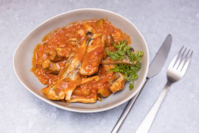 Zondag 15 februari : Paling in tomatensaus met champignons, een slaatje en voorgebakken frietjes