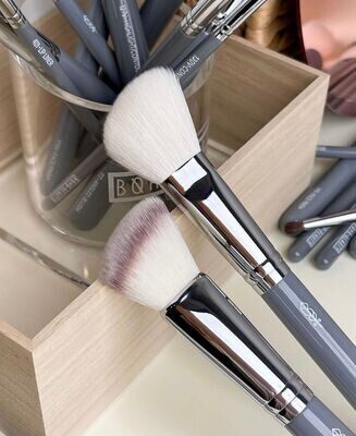 ANGLED BLUSH AND BRONZER BRUSH 112