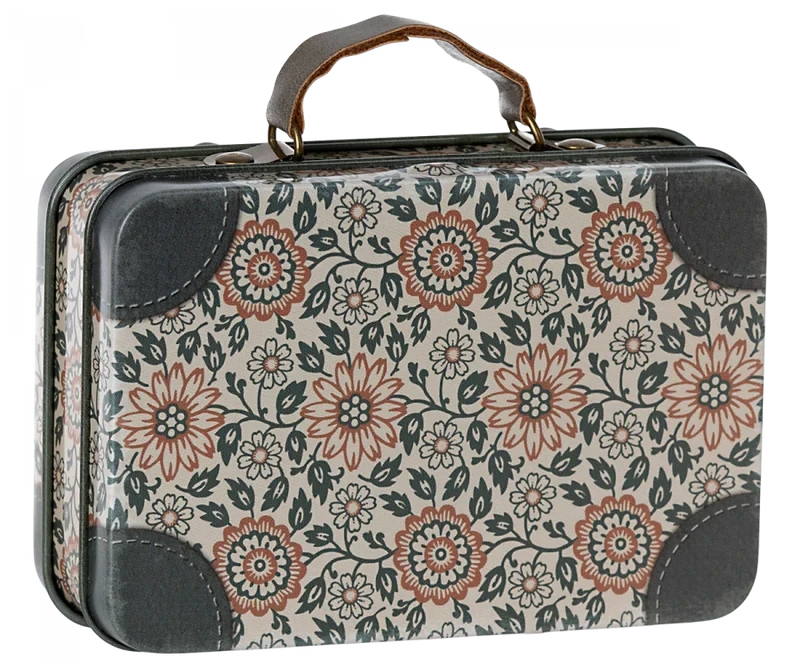 Small Suitcase, Asta