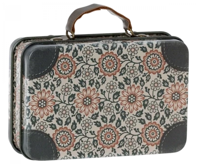 Small Suitcase, Asta