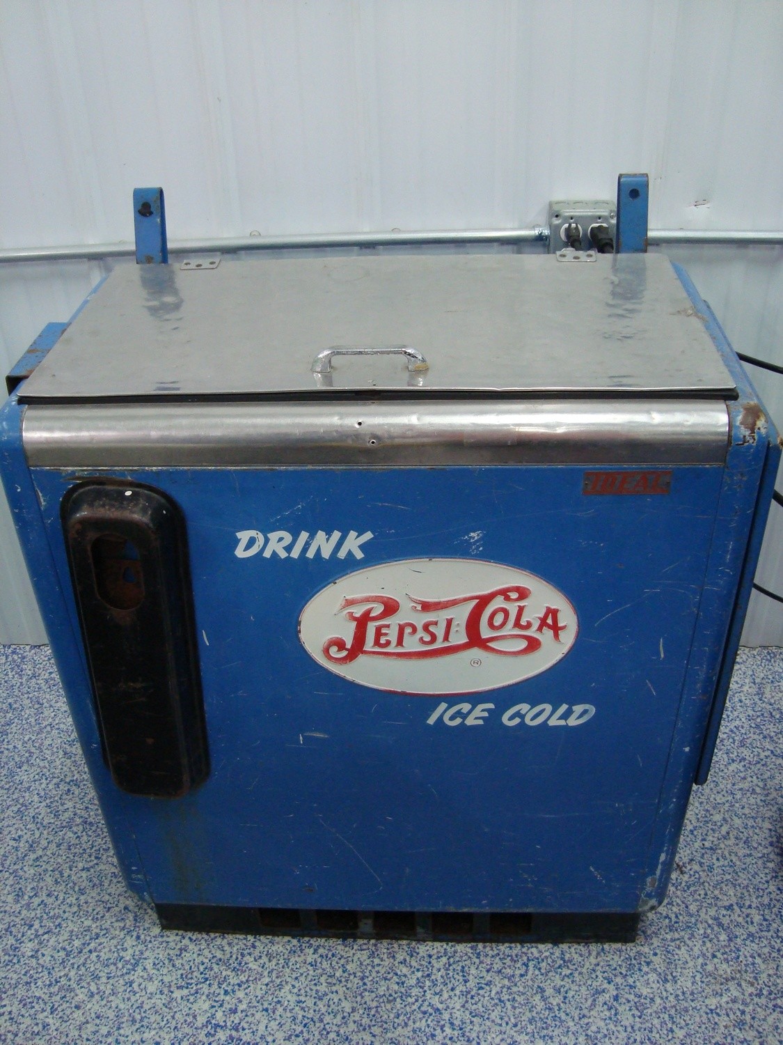 Antique Pepsi cooler and it still works