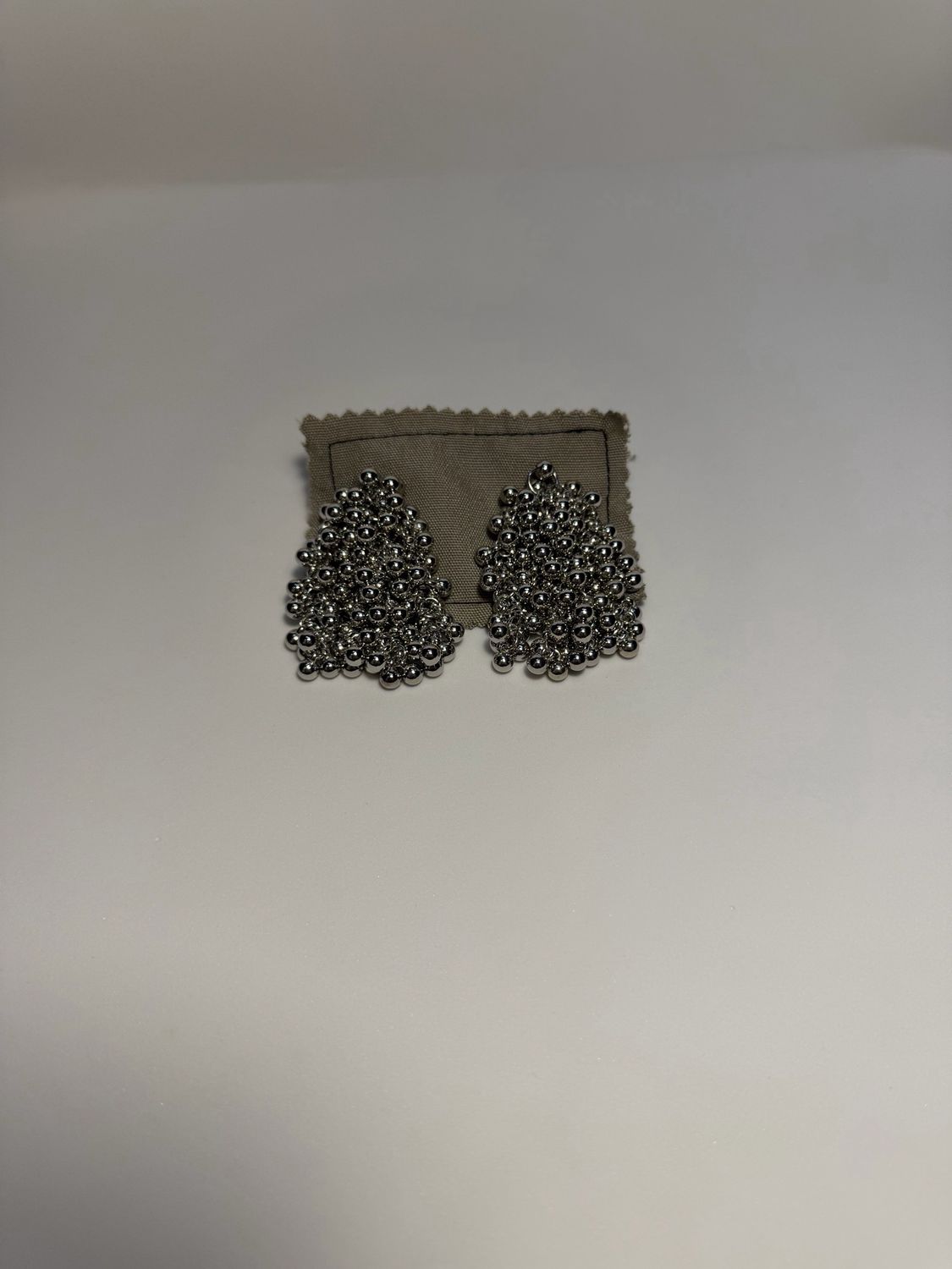 Brincos compridos com pérolas prateadas 