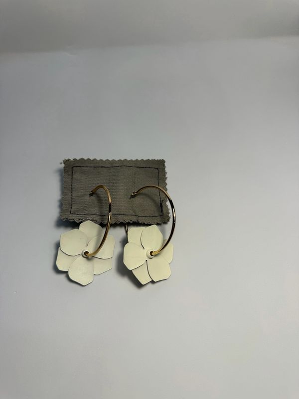 Brincos argolas com flor removível. 