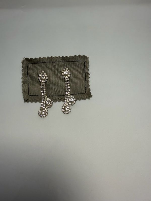 Brincos compridos com brilhantes prateados