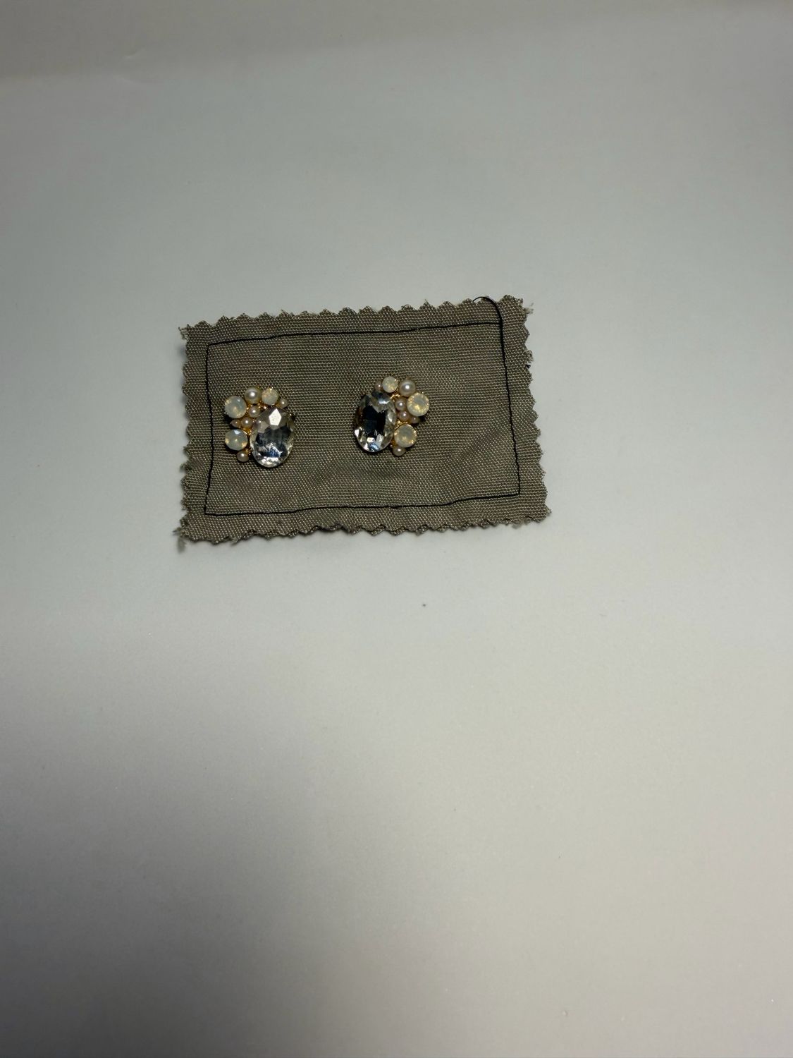 Brincos com brilhantes e pérolas. 