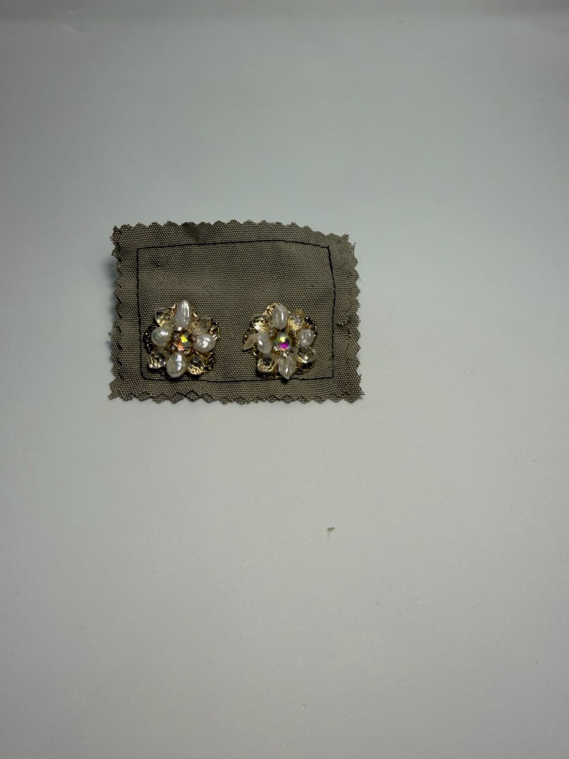 Brincos em forma de flor com brilhos e pérolas