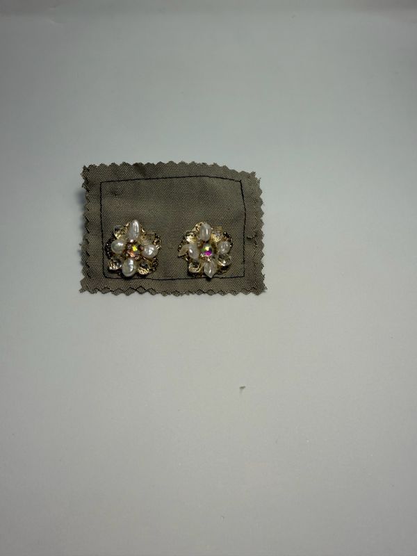 Brincos em forma de flor com brilhos e pérolas