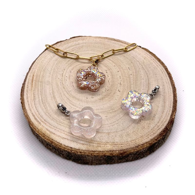 2 — LES PENDENTIFS « 🌸 » en résine